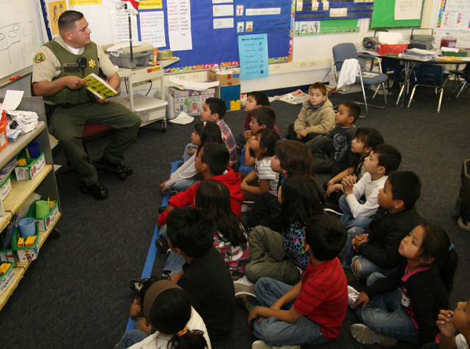 Sheriff%20Department%20reading%20at%20Hawaiian%20Gardens%20Schools20120302_003