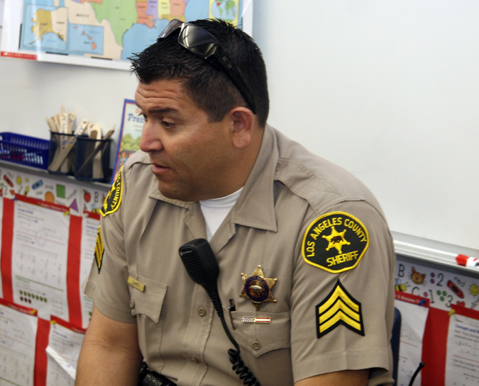 Sheriff%20Department%20reading%20at%20Hawaiian%20Gardens%20Schools20120302_005