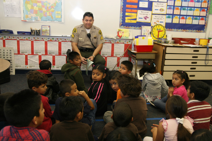 Sheriff%20Department%20reading%20at%20Hawaiian%20Gardens%20Schools20120302_006