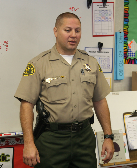 Sheriff%20Department%20reading%20at%20Hawaiian%20Gardens%20Schools20120302_009