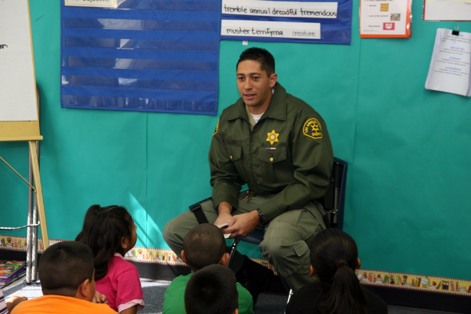 Sheriff%20Department%20reading%20at%20Hawaiian%20Gardens%20Schools20120302_021