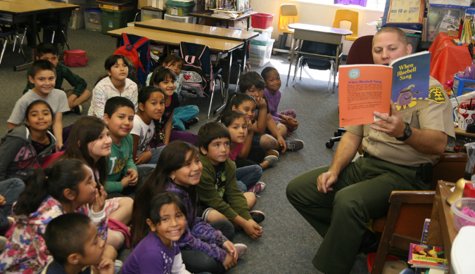 Sheriff%20Department%20reading%20at%20Hawaiian%20Gardens%20Schools20120302_022