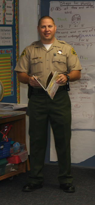 Sheriff%20Department%20reading%20at%20Hawaiian%20Gardens%20Schools20120302_034