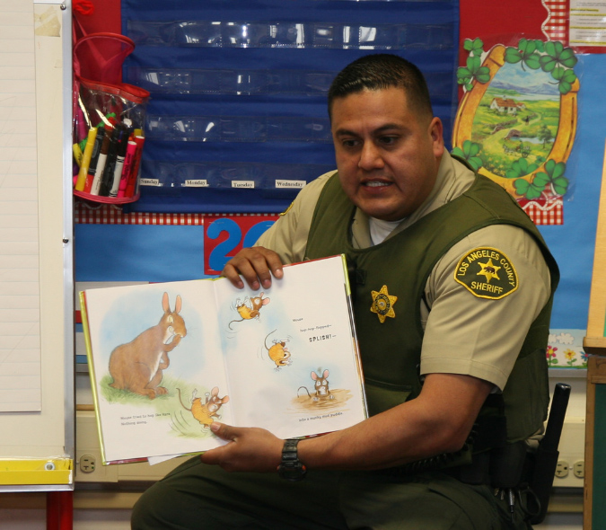 Sheriff%20Department%20reading%20at%20Hawaiian%20Gardens%20Schools20120302_039