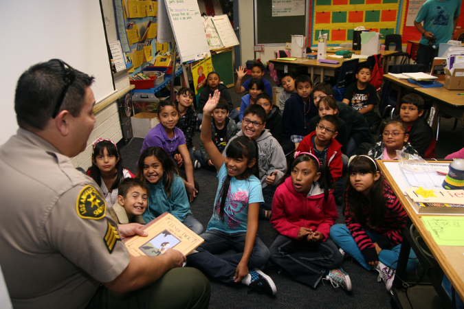 Sheriff%20Department%20reading%20at%20Hawaiian%20Gardens%20Schools20120302_048