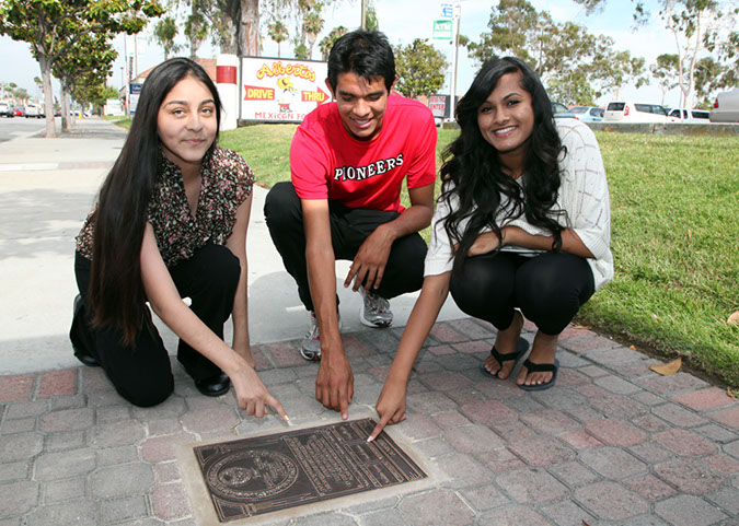 01-Hawaiian-Gardens-mayors-walk-of-achievement-2013