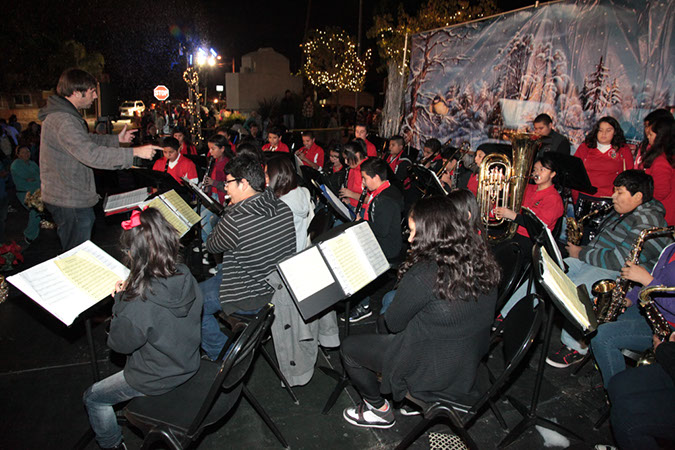 055-Hawaiian-Gardens-City-Christmas-2013