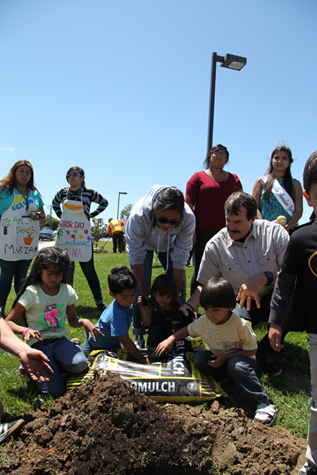 %_tempFileName46-Hawaiian-Gardens-arbor-day-2013%